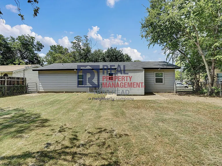 556 NW Lorna St — Photo 26