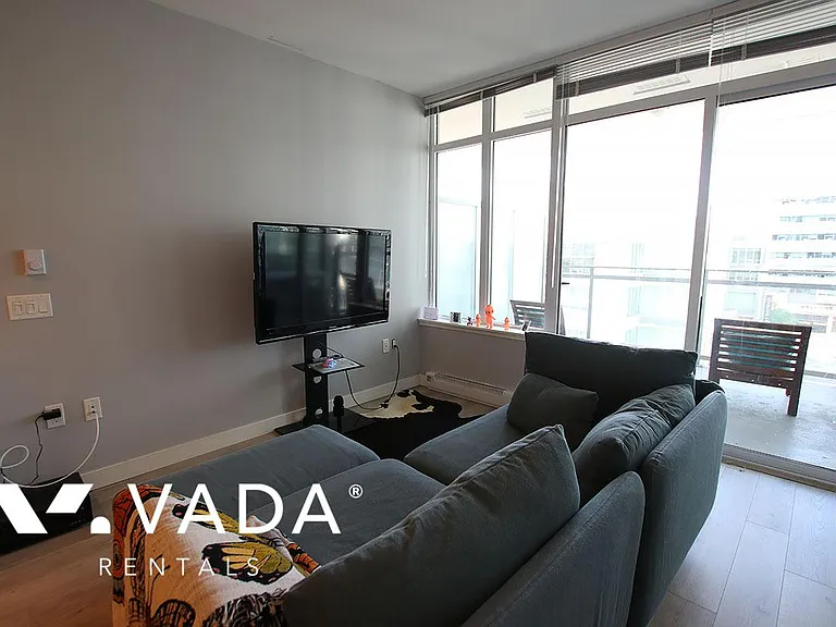 200 Nelsons Cres #906 — Photo 3