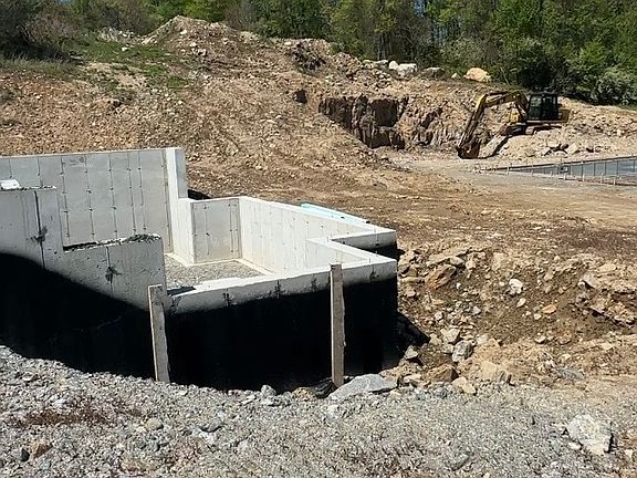 4th image of 100 Loop Road