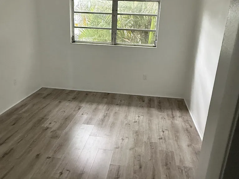 Esquire Apartments — Photo 12