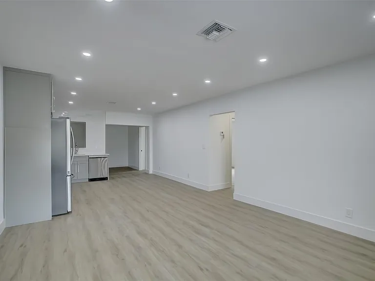 2155 NE 56th Ct — Photo 7
