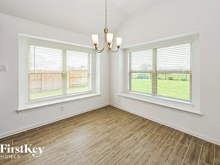 14915 Lake Shore Ave — Photo 4
