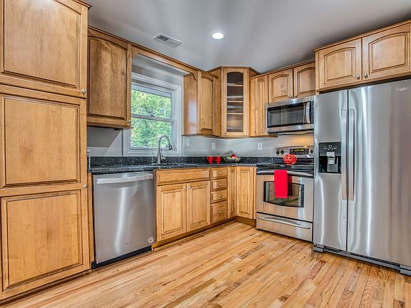 4th image of 304 Smith Ave
