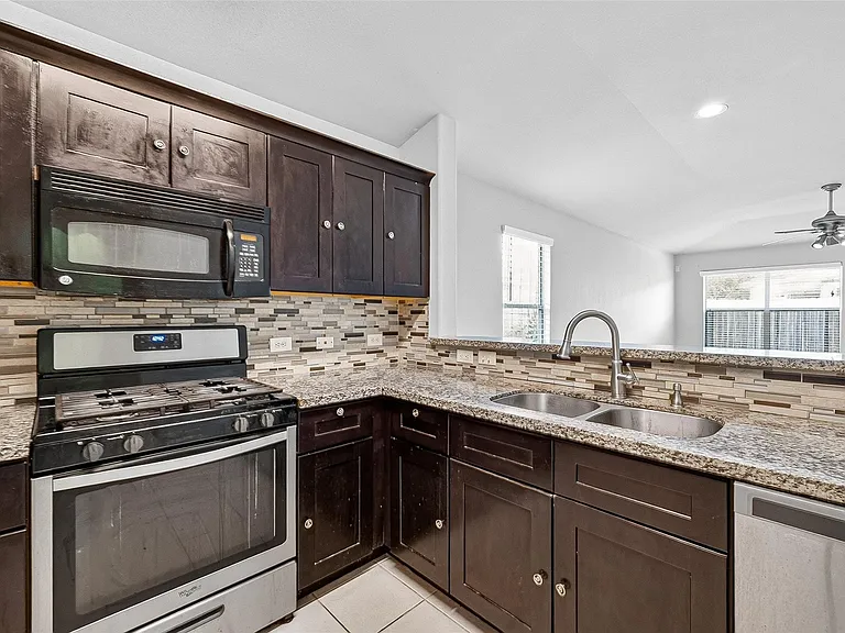 10907 Barker Gate Ct — Photo 12