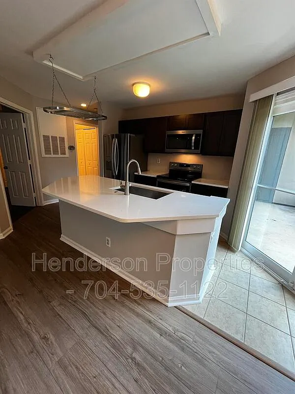 2 bed, 2.0 bath, 880 sqft, $1,550 — Photo 2