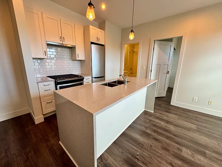 166 E 11th Ave #8 — Photo 32