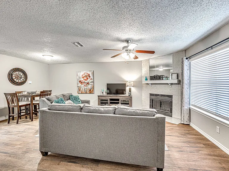 Windsor Place Townhomes — Photo 8