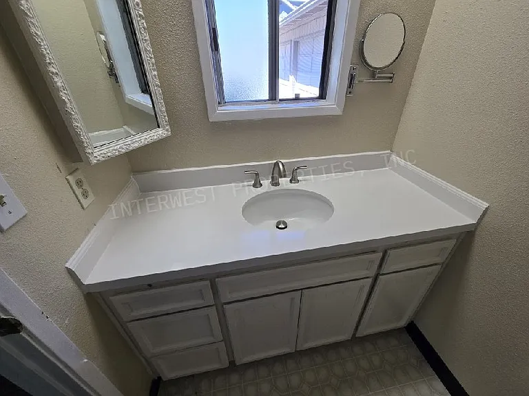265 SW Salix Ter — Photo 5