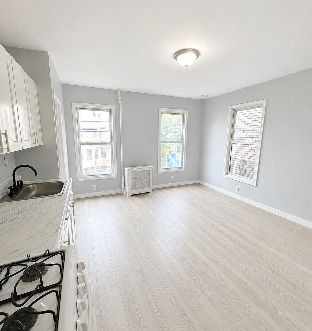 198 Parker St — Photo 2