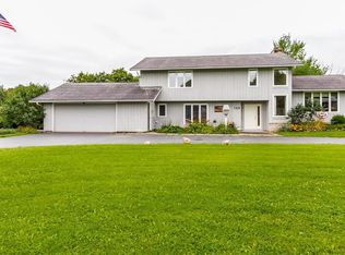 10 Drumlin View Dr, Mendon, NY 14506