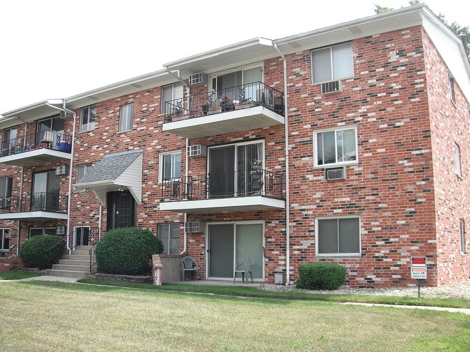 1st image of 5711 W 128th St #21