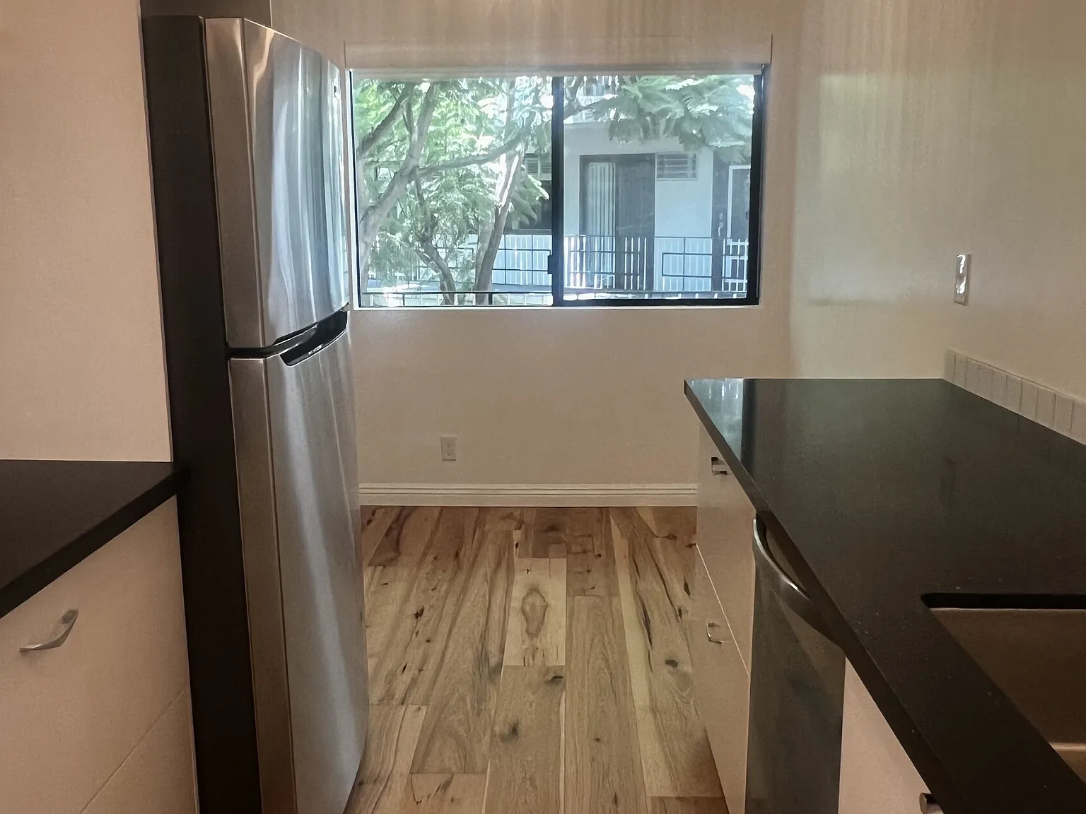 2520 North Beachwood Drive - 6 — Photo 4