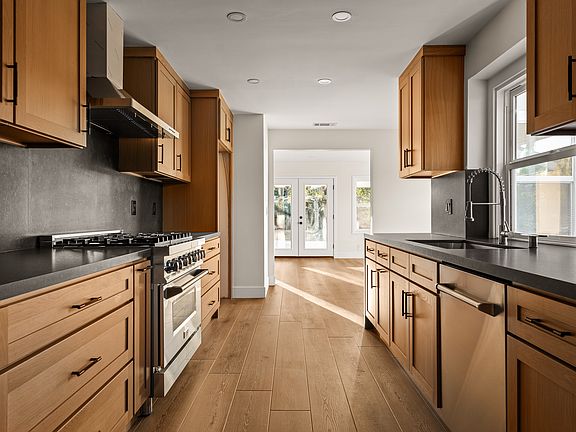 4th image of 9455 Claire Ave