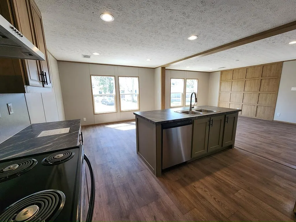 3 bed, 2.0 bath, 1372 sqft, $1,399 — Photo 3