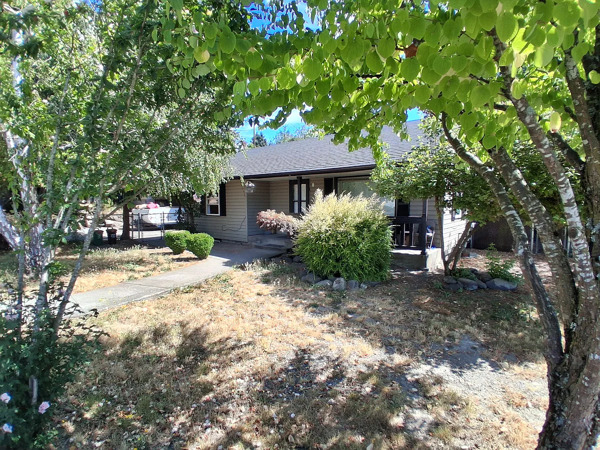 Building Photo - 2425 SW Barton St