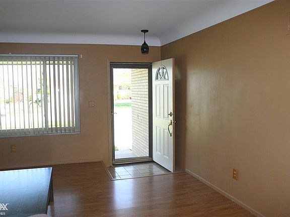 5th image of 32263 Gainsborough Dr