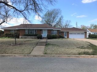 224 S 15th St, Clinton, OK 73601