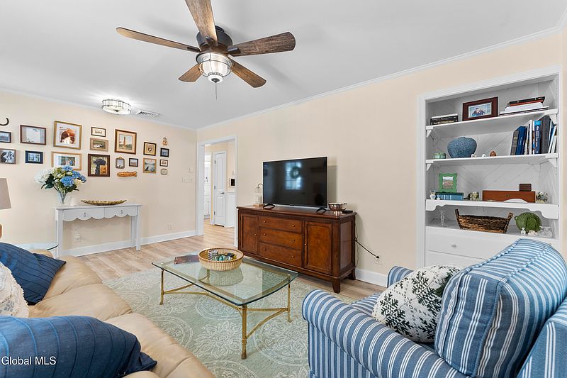 4th image of 8 Higgins Road