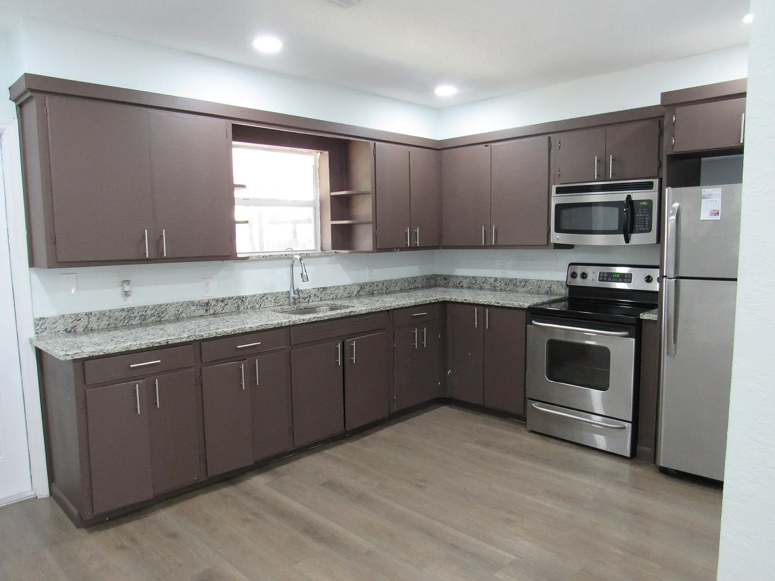 3 bed, 1.0 bath, 1604 sqft, $2,300 — Photo 4