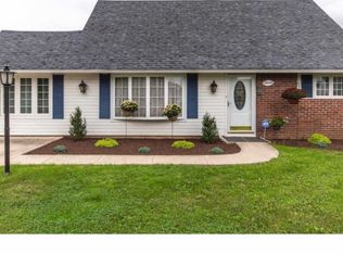 11 Jadewood Rd, Levittown, PA 19056