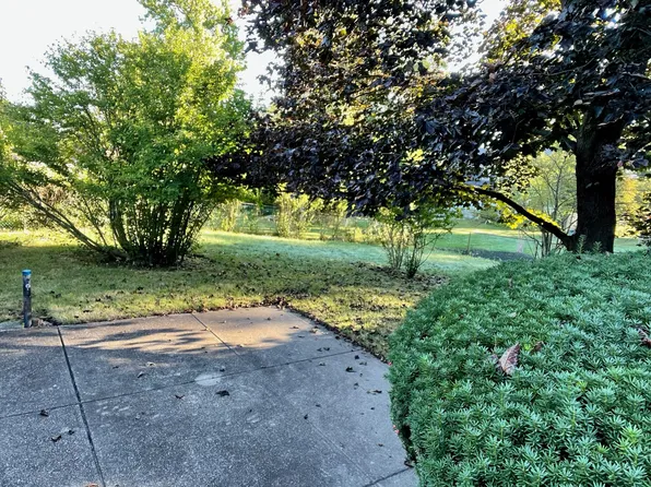 1095 Hansford Rd, Lyndhurst, OH 44124