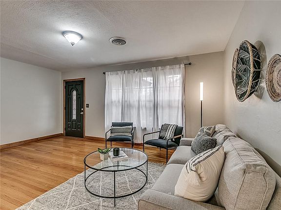 3rd image of 1416 N Libby Ave