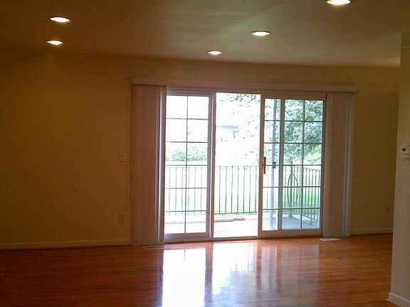 4th image of 454 Fox Hills Dr N APT 1