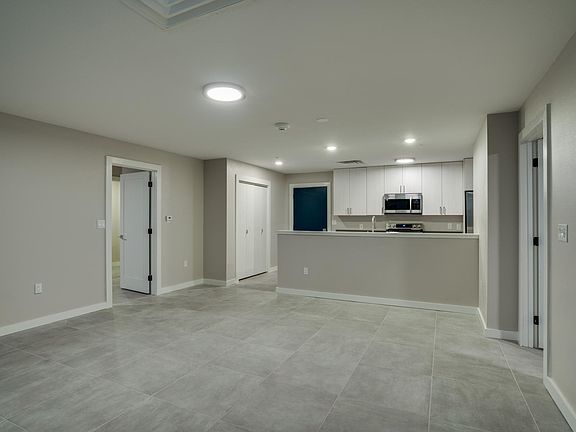 4th image of 726 Scott Ave #810