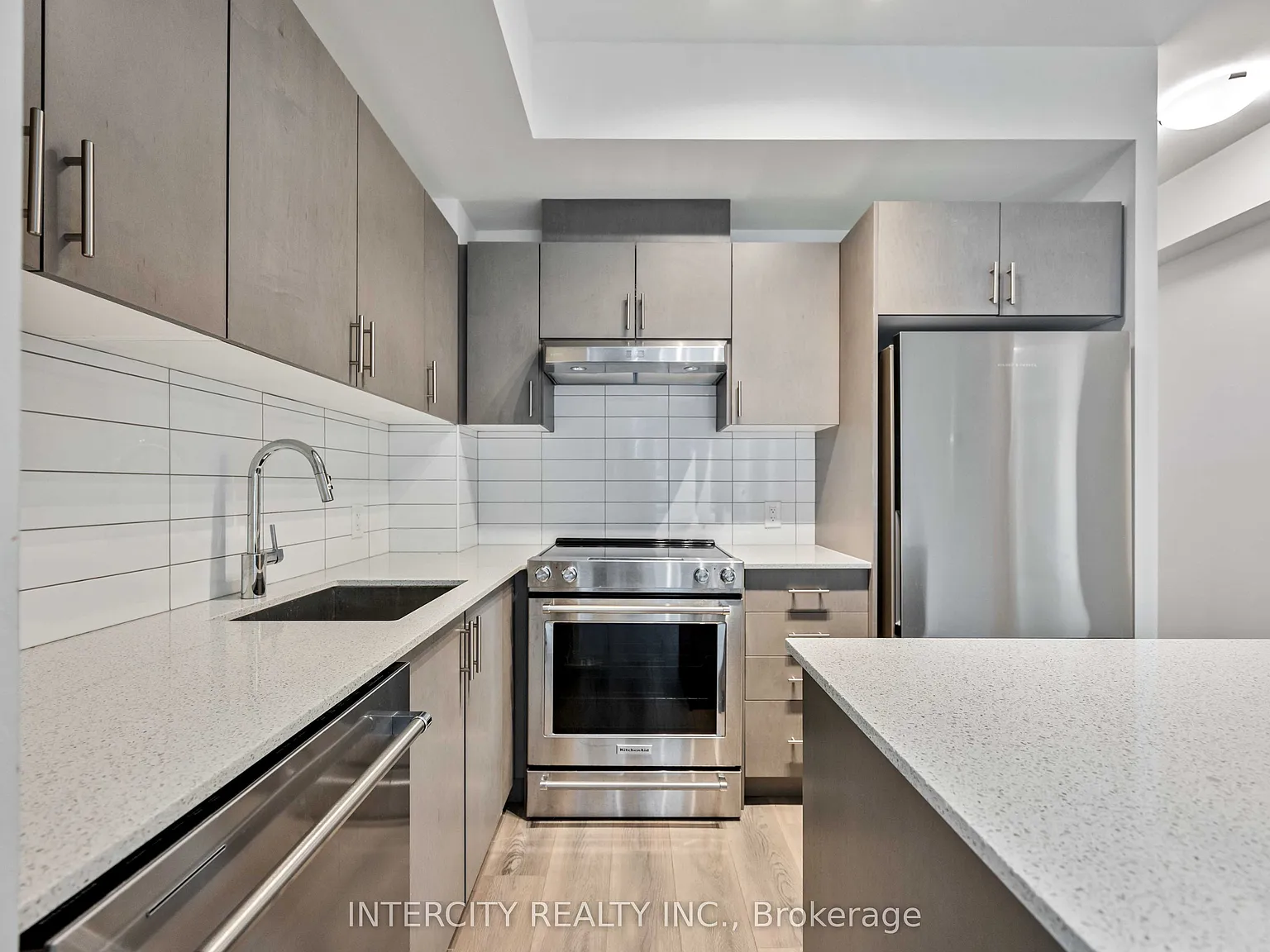 Charisma Condos — Photo 2