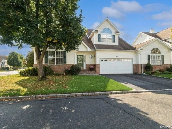 18 William Lane #18, Mount Sinai, NY 11766