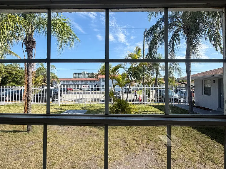 750 SW 8th St #6 — Photo 9