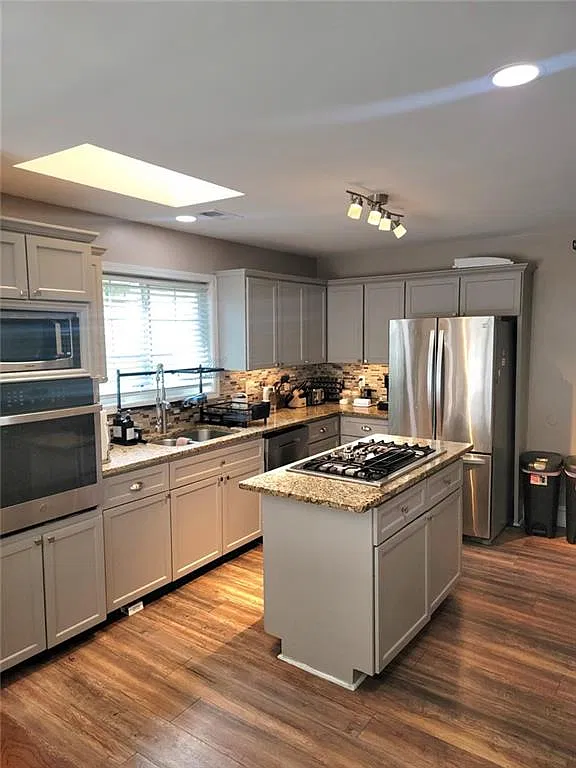 3 bed, 2.0 bath, 1844 sqft, $1,950 — Photo 3