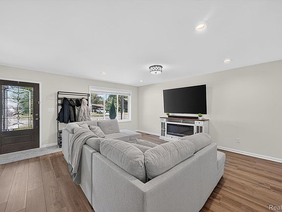 3rd image of 5110 Lathrop St
