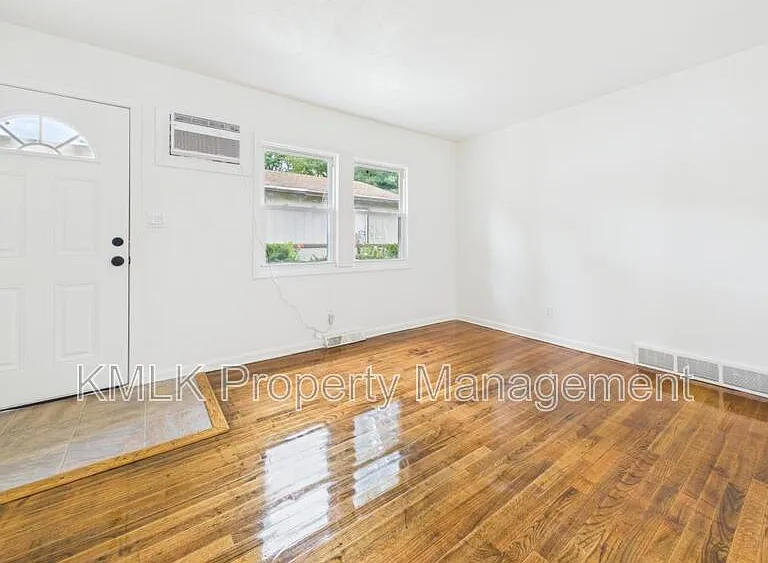 1622 Merrill Ave — Photo 6