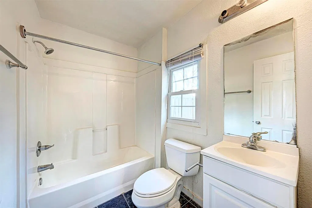 6 bed, 2400 sqft, $6,000 — Photo 3