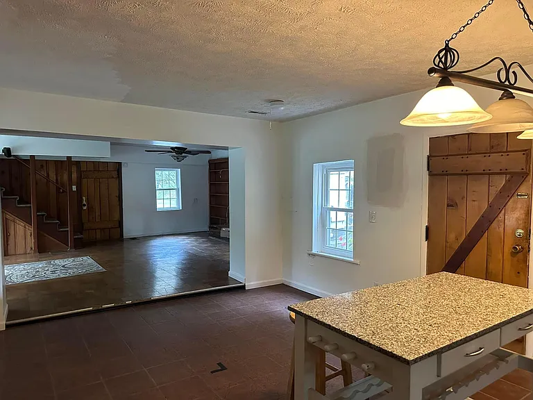 385 Riverside Dr — Photo 29