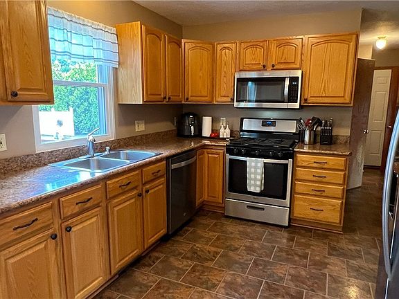 4th image of 438 Plum Creek Dr