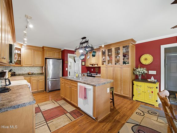 3rd image of 1301 N Poplar Street