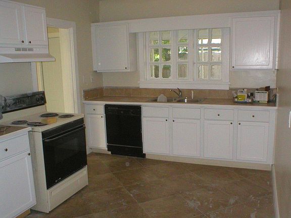 EAT-IN KITCHEN w/wood cabinets