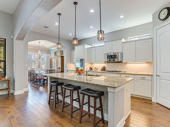 3rd image of 418 Indianwood Dr