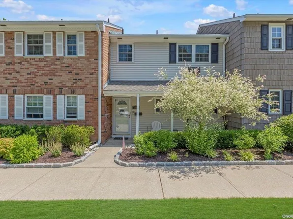 752 Village Drive #752, Hauppauge, NY 11788