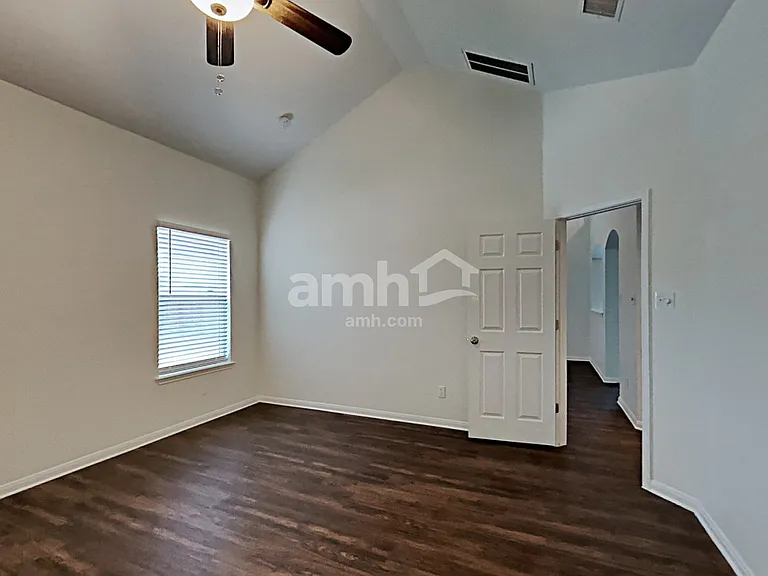 1038 Lauren St — Photo 12