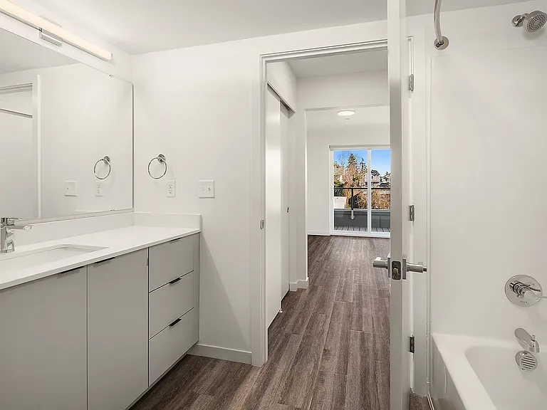 2 Bedroom - bathroom #2 image - 405