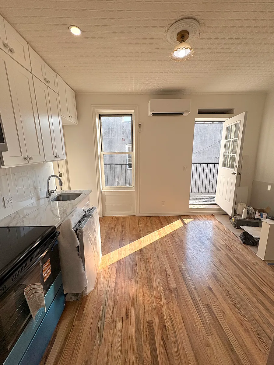 Building Photo - 6642 Forest Ave #3R