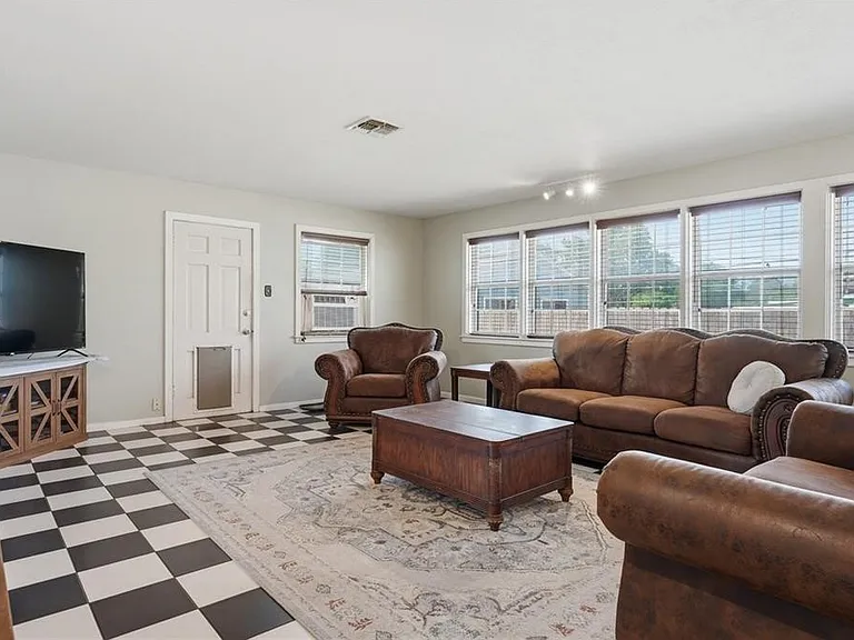 651 W Wilson Ave — Photo 18