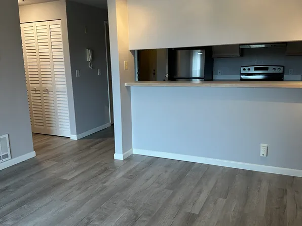 12327 Roosevelt Way NE #C401, Seattle, WA 98125