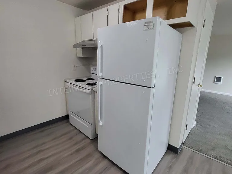 8231 N Fessenden St #9 — Photo 4