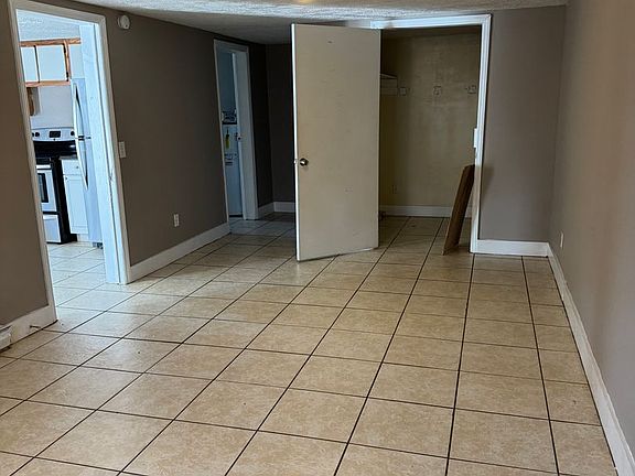 4th image of 3411 W Walnut St