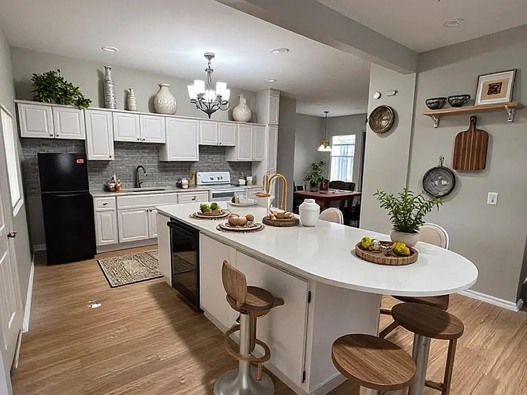 2525 N Ashland Ave — Photo 2