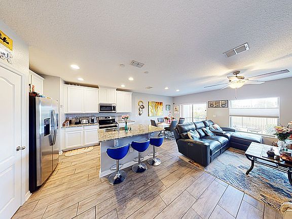KITCHEN/LIVING ROOM COMBO